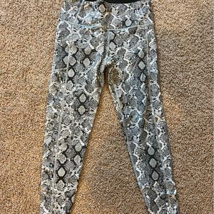 VIctorias secret knockout leggings - size M
